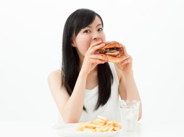 生理前に食欲旺盛？生理前後の過食の原因と改善法